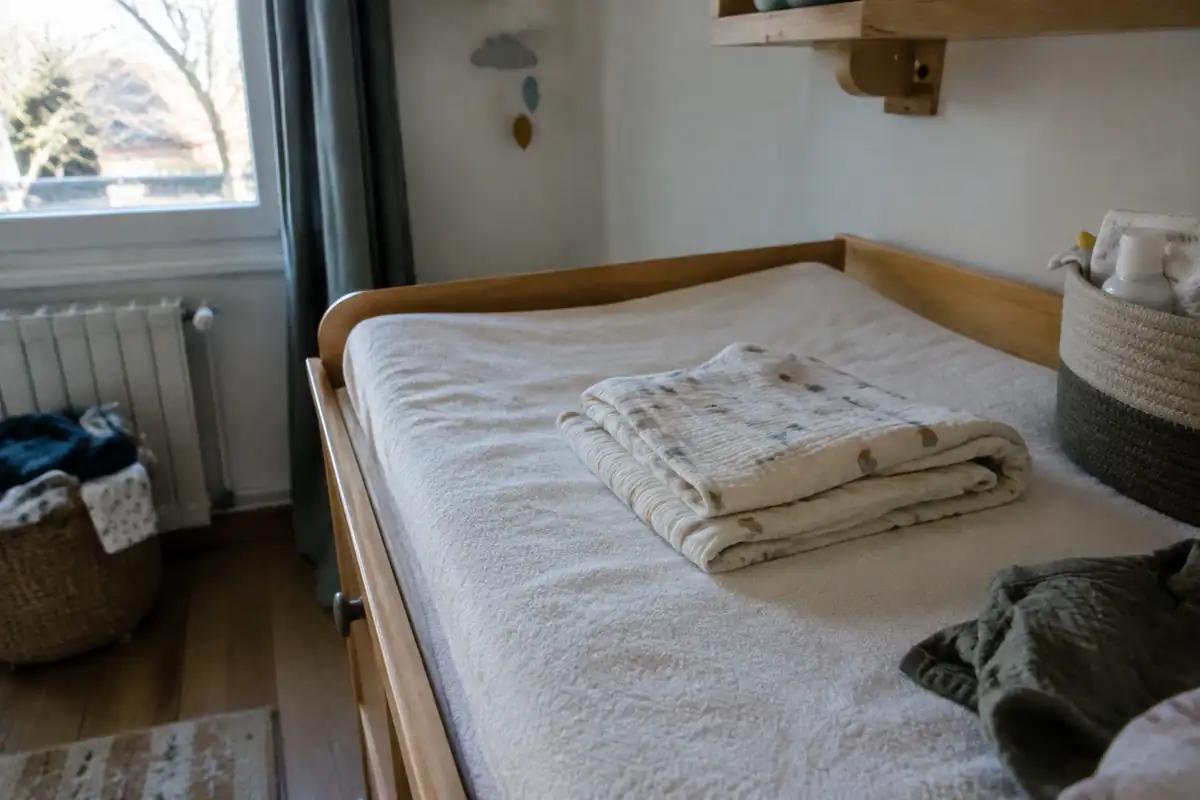Lange en coton plié posé sur une table à langer
